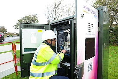 bt_openreach_fttc_cabinet_and_engineer.jpg