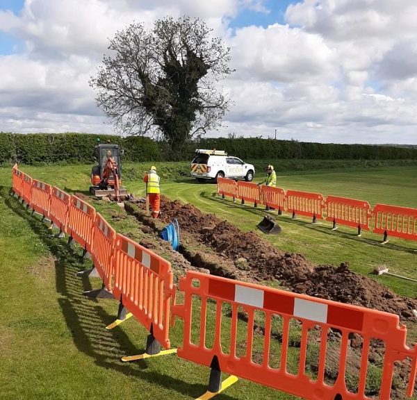 kcom_fibre_engineers_build_water_supply_trench