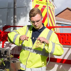 virgin media engineer connecting fibre optic cable