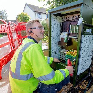 virgin_media_engineer_inside_fttp_cabinet