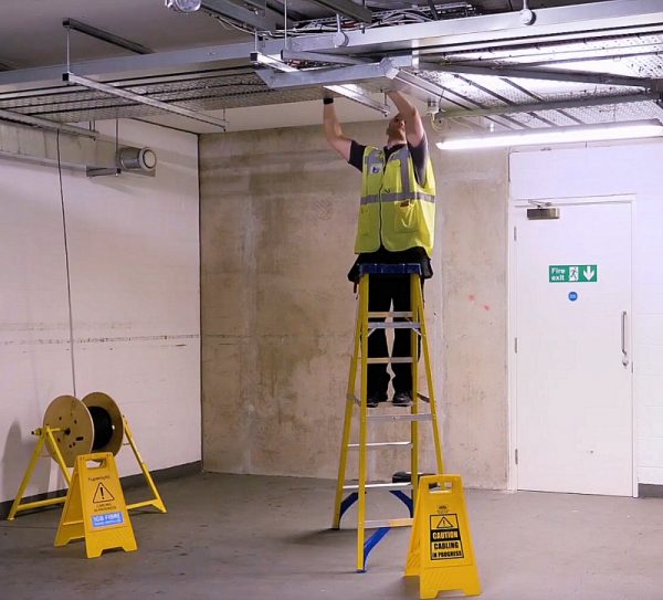 hyperoptic_engineer_under_appartments