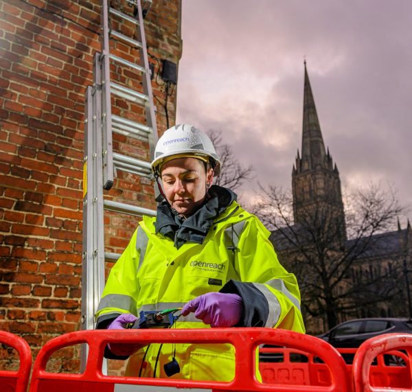 openreach_engineer_working_on_fibre_2020