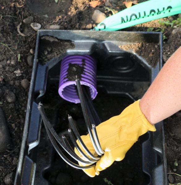 spectrum_internet_engineers_hand_with_cables