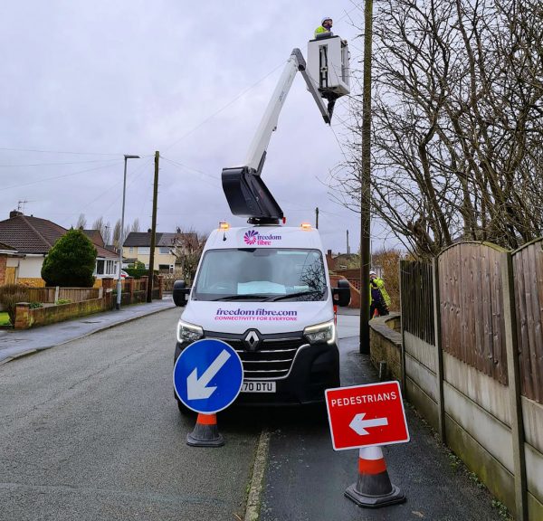 freedom_fibre_engineers_and_van