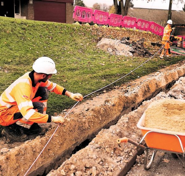 zzoomm_two_engineers_and_fibre_trench