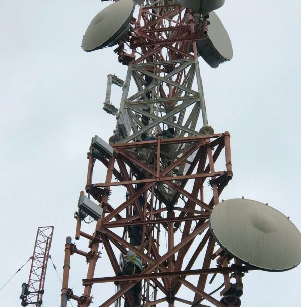Curvalux-FWA-broadband-kit-on-mast