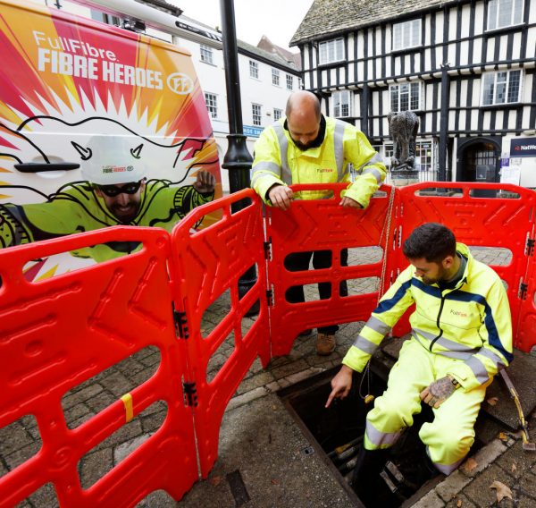 Full Fibre Limited Engineers in Street Chamber