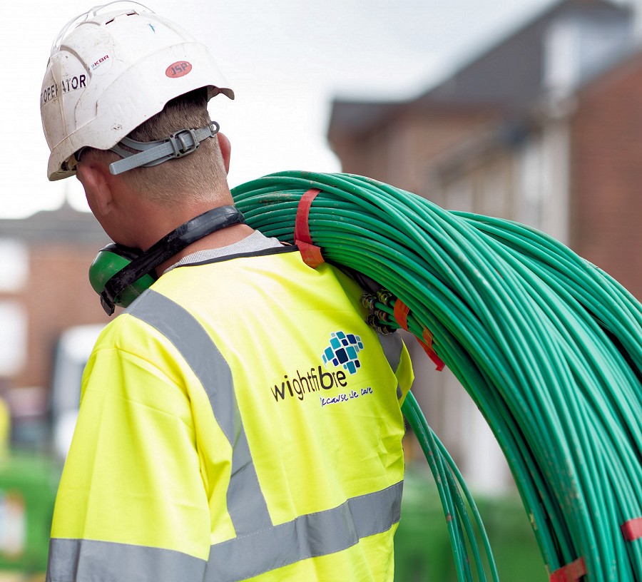wightfibre engineer with ftth cable