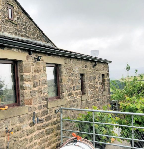 Derbyshire-Broadband-Antenna-on-House