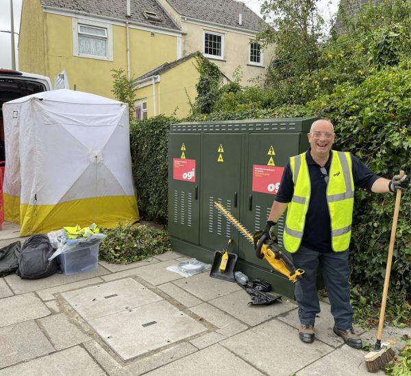 Ogi Street Cabinet and Engineer with Brush
