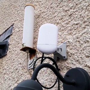 Voneus-Antenna-Outside-House