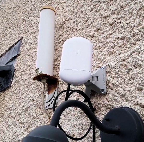 Voneus-Antenna-Outside-House