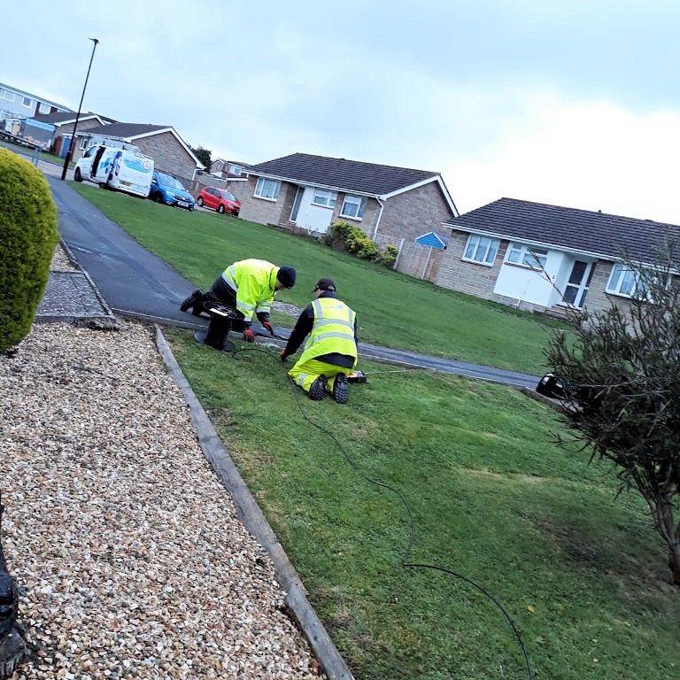 wightfibre_ftth_install_two_engineers