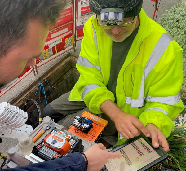 Digital-Infrastructure-Engineer-in-Manhole-Fibre-Splicing