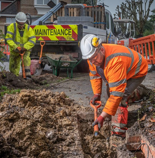 Telent-Engineers-Digging