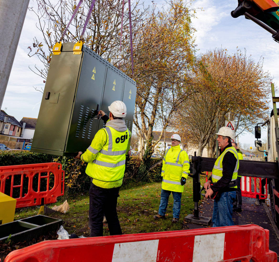 Ogi-FTTP-Street-Cabinet-on-Crane