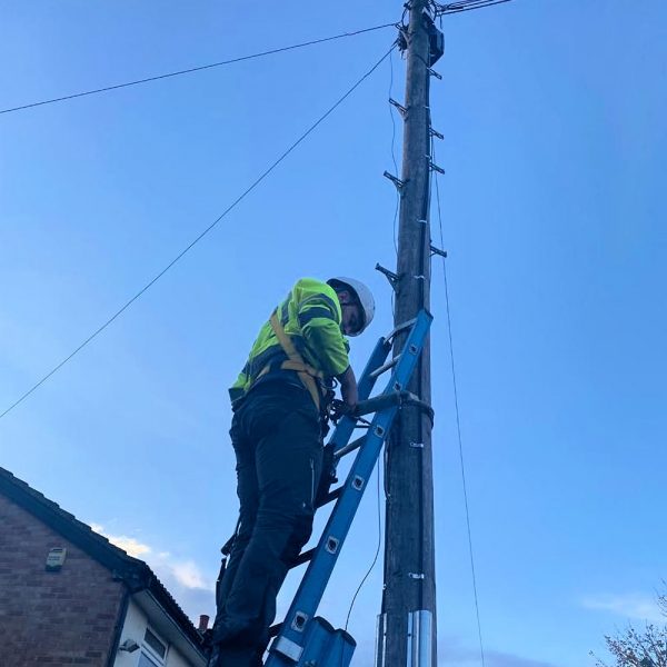 Netomnia engineer up telegraph pole