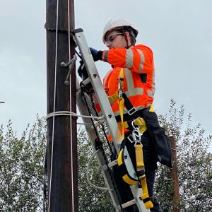 Hyperoptic-UK-Engineer-Up-Telegraph-Pole-2022