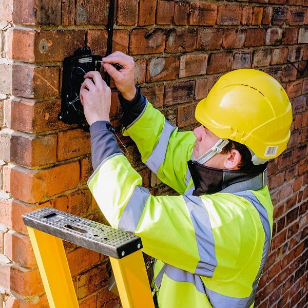 KCOM Outdoor Engineer Installing FTTP Box