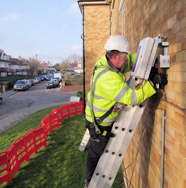 CommunityFibre-Engineer-Working-up-Ladder-2022