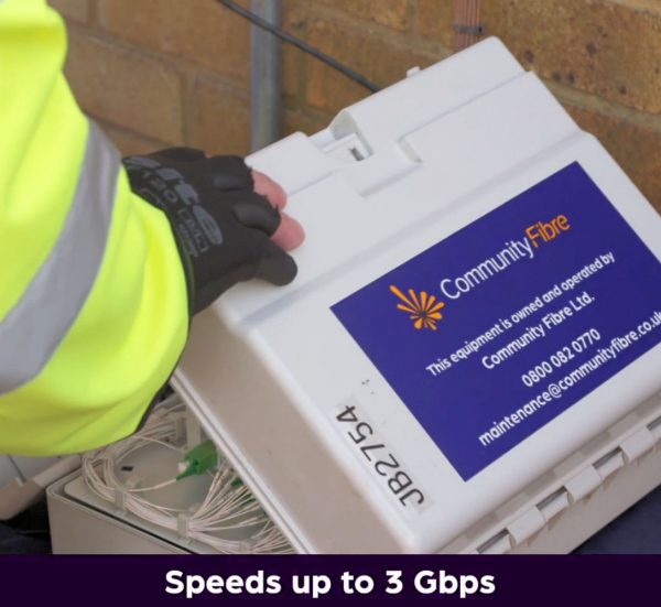 CommunityFibre-Engineer-with-Fibre-Box-Open-2022