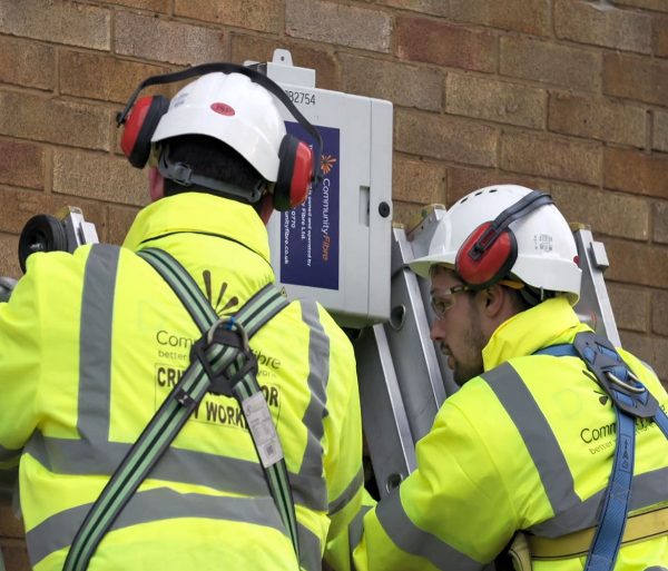 CommunityFibre-Engineers-Working-on-Wall-2022