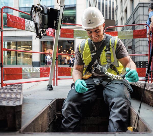 Vorboss-Engineer-Over-Manhole-in-London-2022