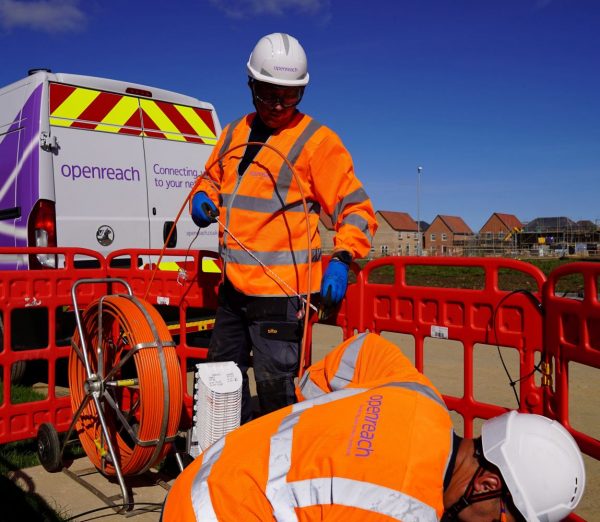 Openreach-2023-Engineers-Threading-UK-Fibre