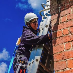 Quickline-Engineer-at-Top-of-Ladder-2023