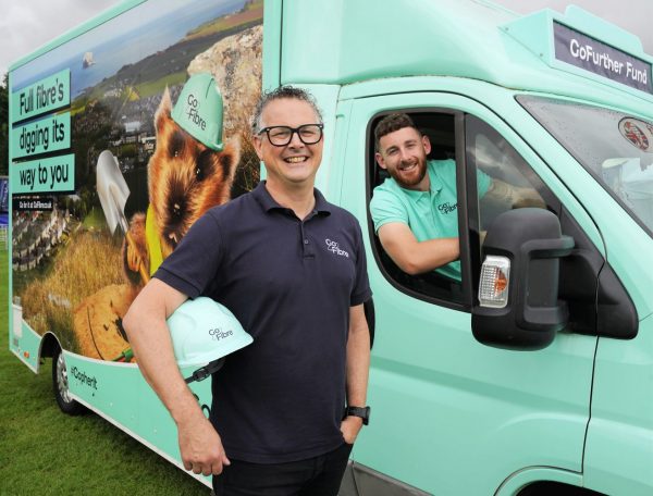 GoFibre-Engineers-and-Van