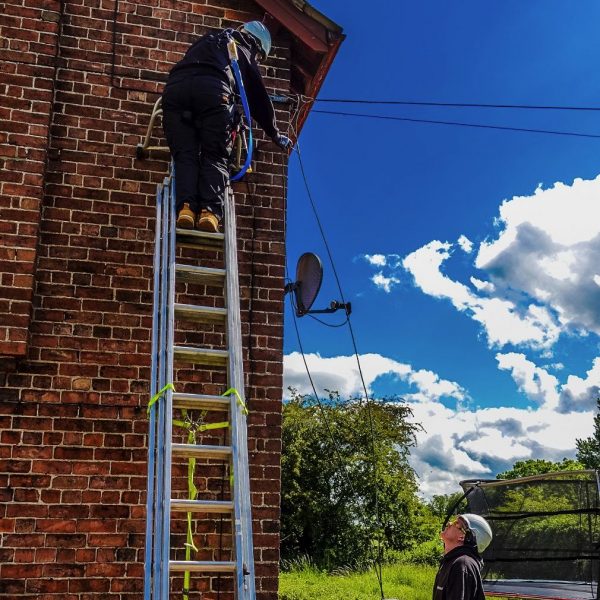 Quickline-Engineer-up-Ladder-on-House-2023