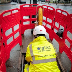 Digital-Infrastructure-BeFibre-Engineer-Over-Chamber