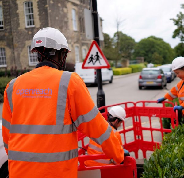 2023-Openreach-Engineers-around-Street-Manhole