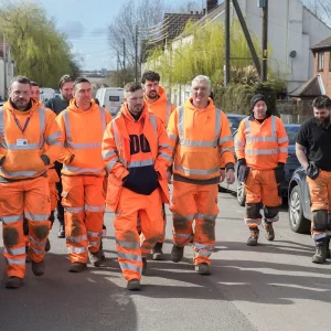Quickline-engineers-walking-down-the-street-2024