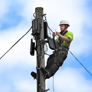 Freedom-Fibre-Engineer-up-a-Pole