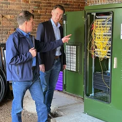 B4SH Engineer and Jeremy Hunt MP Inspect FTTP Cabinet