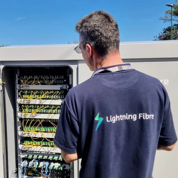 Lightning-Fibre-engineer-in-front-of-cabinet-PR-website