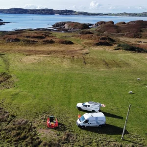 Openreach-engineers-working-on-the-coast-of-Iona PR 251124