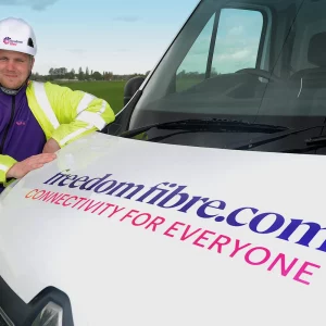 Freedom-Fibre-engineer-leaning-on-van