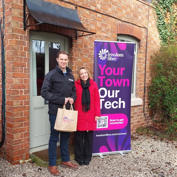 Freedom-Fibre-team-and-customer-in-north-shropshire-PR-040225