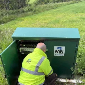 WiFi Scotland Engineer Working on Broadband Cabinet - Scottish Gov PR 160925