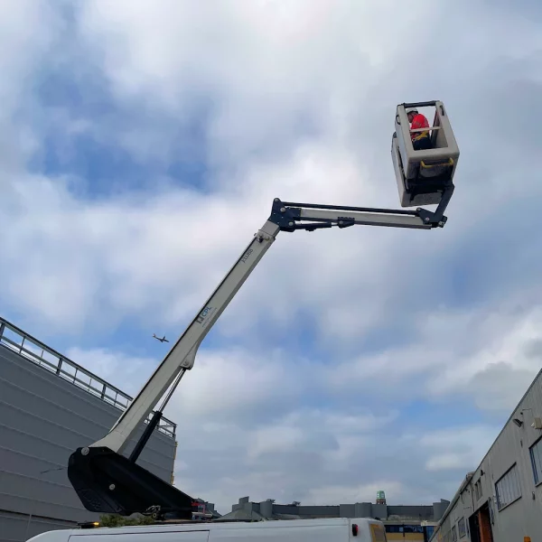 Virgin-Media-O2-2025-Engineer-on-cherry-picker