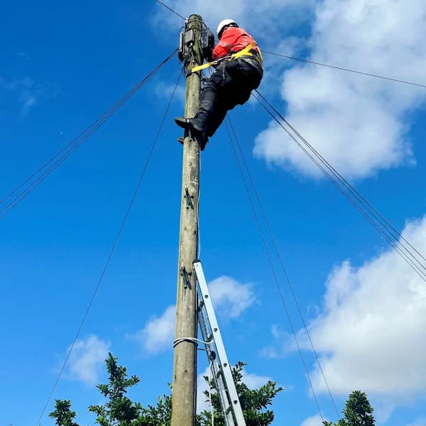Virgin-Media-O2-2025-Engineer-up-telecoms-poles