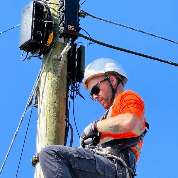 Go-Internet-Fibre-Engineer-on-Telegraph-Pole