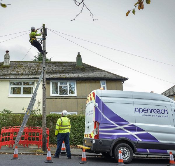telegraph_pole_engineers_fttp_openreach_2019